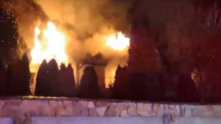 Casă cu mansardă înghiţită de flăcări în Olt. Incendiul ar fi fost cauzat de jarul căzut din sobă