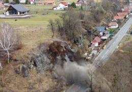 Detonare spectaculoasă în Mureş. O stâncă de 250 de tone, aruncată în aer de autorităţi