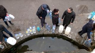 Criza apei a creat cozi în curtea unui liceu din Câmpina. Rezervele de stat rămân singura sursă până luni