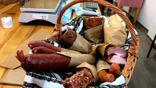 Soluția salvatoare pentru a evita haosul de Crăciun: Băcăniile pregătesc pachete tradiționale de la 250 lei