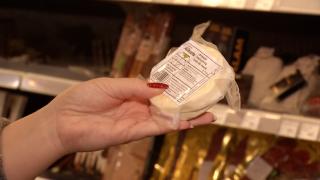 Dulciuri, brânzeturi și mezeluri vândute la 