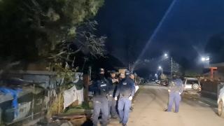 Momentul în care doi fraţi atacă poliţia cu bolovani în timpul unui scandal de familie