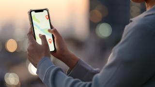 Capcanele aplicaţiilor de localizare. La ce pericole sunt expuşi utilizatorii