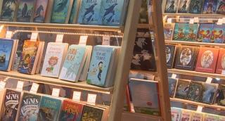 Cartea, în topul cadourilor de sărbători. Zeci de mii de persoane au trecut pragul Târgului Gaudeamus