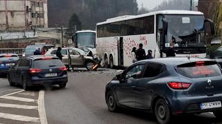Autocar cu 69 de turişti italieni, accident de groază pe DN1, în Sinaia. Două femei au ajuns la spital