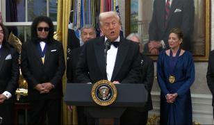 Donald Trump, maestru de ceremonii pentru o seară. A premiat artişti renumiţi la Gala Premiilor Kennedy