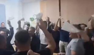 Aplauze şi scandări ca în vestiarele echipelor de fotbal la PSD Buzău după victoria lui Ciolacu