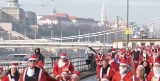 Mii de oameni s-au îmbrăcat în Moş Crăciun şi au ieşit la alergat, în Budapesta
