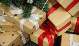 Românii se pregătesc pentru un Crăciun mai scump. 40% dintre ei alocă între 500 și 1.000 de lei pentru cadouri