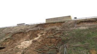 Drumul Expres Craiova‑Pitești, pericol public la 5 luni de la inaugurare. Terasamentul ar putea ceda oricând