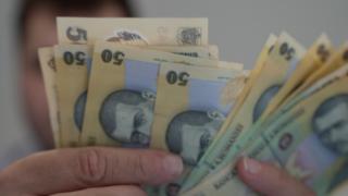 Negocieri pe salariul minim. Bolojan, analiştii şi patronii îl vor îngheţat, Grindeanu şi sindicatele se opun