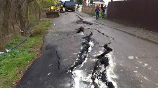 Pământul o ia la vale într-un cartier din Iași: 