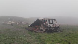 Bărbat din Dolj, reținut după ce a incendiat o dubiţă în care obişnuiau să doarmă ciobani