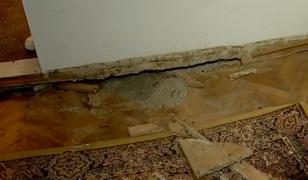 Podeaua unui apartament din Tulcea s-a surpat din cauza infiltraţiilor de apă. Poblema persistă de 3 ani