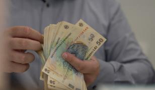 Românii împrumută bani de la rude şi prieteni, nu de la bancă: 