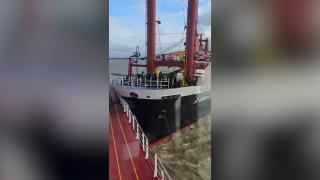 Momentul în care o navă sub pavilion străin acroşează un vas cu grâu, pe Dunăre. Comandantul a fost amendat