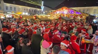 Spectacol caritabil în Sibiu. Sute de Moși au invadat oraşul pentru Marea Moșmondeală