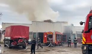 Incendiu devastator la un service auto din Vaslui. Flăcările au pornit de la un autoturism aflat în reparații