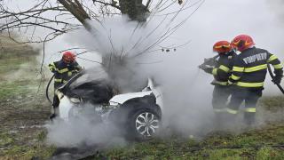 Tânăr de 19 ani din Slatina, mort după ce a intrat cu mașina într-un pom