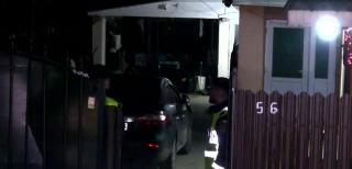 Moarte suspectă în Vaslui. Bărbat găsit înjunghiat în piept, în casă. Fiica lui o acuză pe soţie de crimă