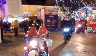 Zeci de motociclişti costumaţi în Moş Crăciun au adus daruri copiilor nevoiași, la Târgu Mureș