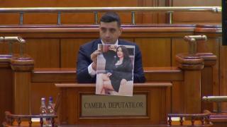 Simion a venit în Parlament cu o poză cu Monica Hunyadi. Îl acuză pe Bolojan că girează numiri controversate