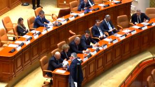 Parlamentarii AUR au venit cu mingile la aleşii PSD şi i-au invitat să dea jos Guvernul
