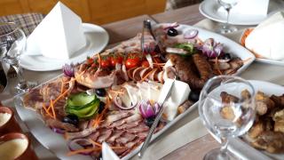 Cât costă masa de Crăciun în 2025. Prețurile au crescut la platourile cu preparate, vinuri și deserturi