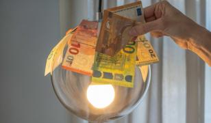 Facturile la energie cresc iar, din ianuarie. Cât va costa un consum de 100 kWh