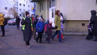 Drumul spre şcoală, motiv de bucurie pentru copiii din Braşov. Proiectul care înviorează dimineţile celor mici