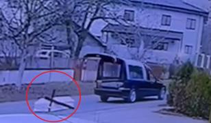 Momentul în care o maşină de pompe funebre scapă un sicriu direct în drum, în Periş