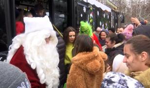 Magie de sărbători la Galați. Moș Crăciun a venit cu autobuzul și îi plimbă pe cei mici prin oraş