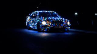 Ce amenzi riscă şoferii care îşi împodobesc maşinile de Crăciun. Pot pierde şi certificatul de înmatriculare