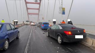 Carambol cu 6 maşini pe podul de la Cernavodă. Şoferii au derapat din cauza poleiului 