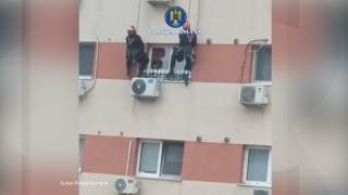 Femeie baricadată în casă, salvată de pompieri, în Bucureşti. Au coborât în rapel şi au intrat pe geam