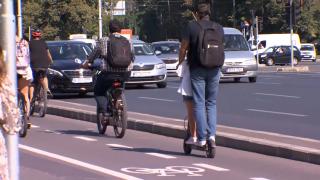 Paradox românesc: Trotinetiştii, obligaţi la poliţe RCA, dar nu au unde să le plătească. Amenzi de 2000 de lei