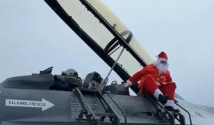 Moş Crăciun a aterizat cu un F-16 la baza aeriană Borcea. Copiii l-au întâmpinat cu o explozie de bucurie