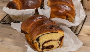 Cozonacul cântăreşte mai mult în bugetul de sărbători. Cine nu-şi permite să cumpere poate achita în rate