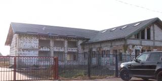 Un muncitor a murit şi un altul a fost grav rănit după ce au căzut de pe acoperişul unei grădiniţe