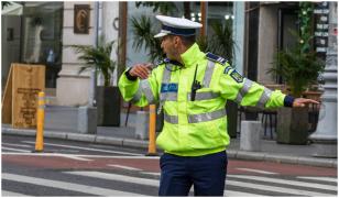 Șoferii care folosesc însemne ale Poliției, uniforme sau girofare, în vizorul autorităţilor. Ce pedepse riscă