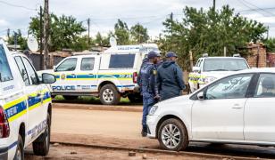 9 morţi şi 10 răniţi în urma unui atac armat într-un restaurant din Africa de Sud. 12 suspecţi, căutaţi