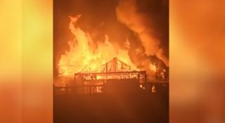 Incendiu puternic în Argeş. Un bărbat a murit încercând să-şi ajute o rudă să stingă flăcările