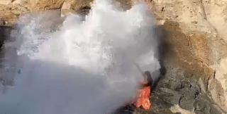 Imagini terifiante cu o turistă care a fost înghiţită de un val uriaş pe o plajă din Egipt