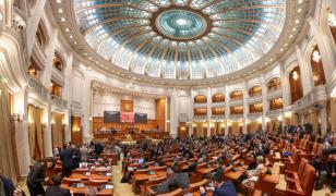 Moş Crăciun a venit mai repede pentru deputaţi. Parlamentarii şi-au dat singuri mai mulţi bani pentru 2026