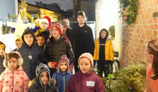 Primii colindători au ieșit pe străzi. Ce îşi doresc copiii să primească în seara de Ajun