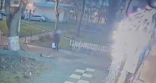 Momentul în care un hoţ fură cârnaţii unei familii din Galaţi. Erau lăsaţi la rece, în grădina blocului