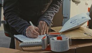 Curierii, mai aşteptaţi decât Moş Crăciun. Când vor ajunge coletele care nu au putut fi livrate la timp