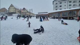 De pe pârtie, la ceaun. Românii petrec Crăciunul cu schi şi ospăţ în aer liber