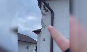 Un bărbat din Satu Mare s-a trezit de Crăciun cu o maşină în zidul casei: "Era să mor"