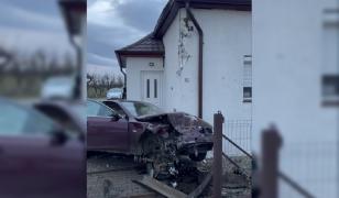 Momentul în care un şofer băut la volanul unui BMW se izbeşte de o casă, în Satu Mare. Se grăbea la colindat